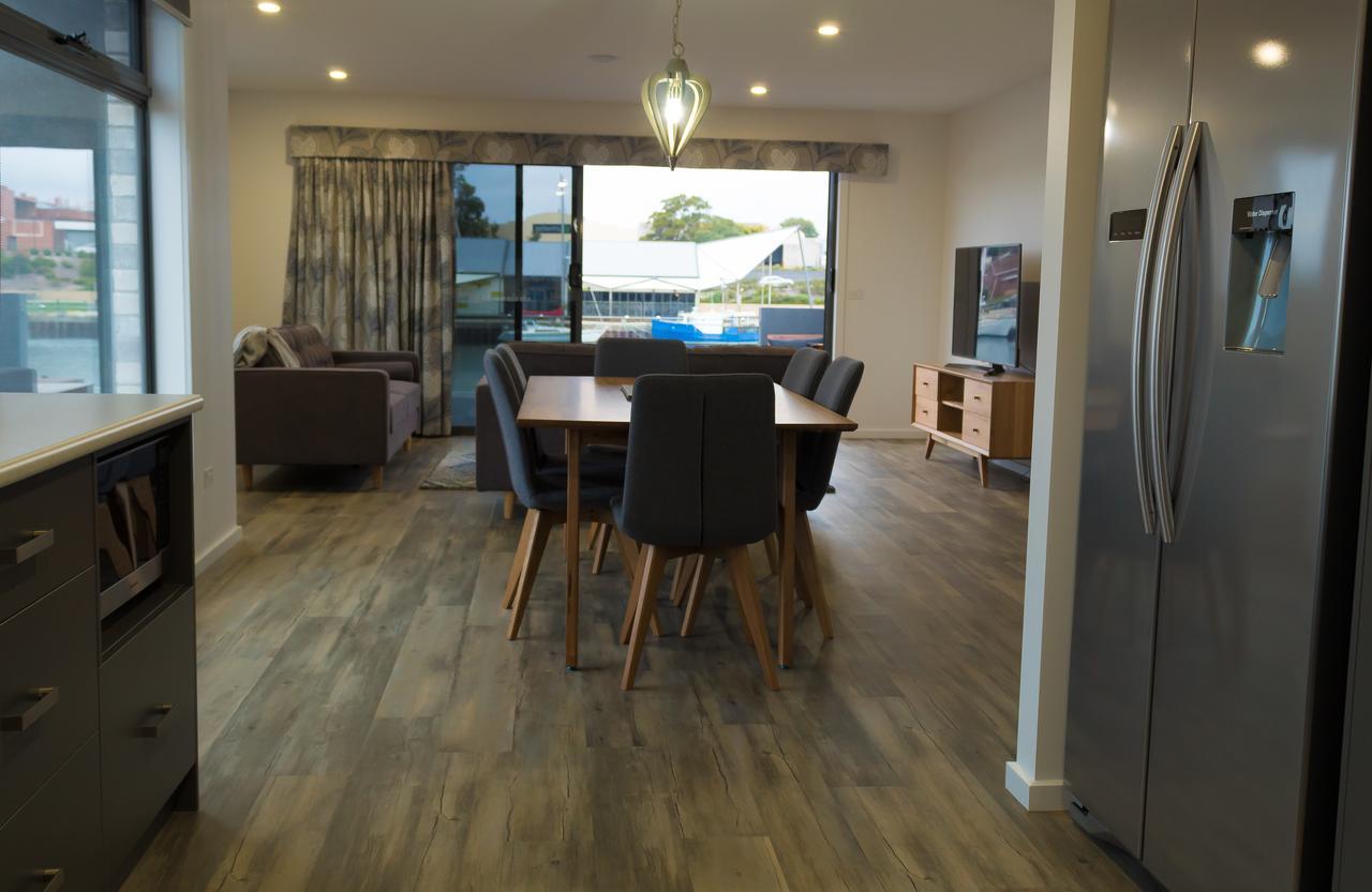 Ulverstone Waterfront Apartments Екстериор снимка